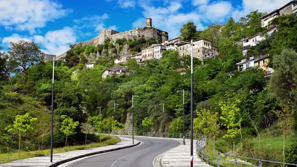 Zamek w Gjirokastrze nad miastem, otoczony zielenią